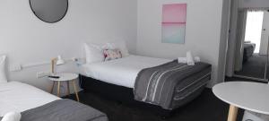 Comfort Inn Commodore Albury客房内的一张或多张床位