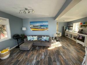 sala de estar con sofá y cocina en Gorgeous Oceanfront Villa Solana with Pool and Direct Beach Access, en Santa Clara