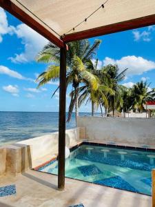 una piscina con vistas al océano en Gorgeous Oceanfront Villa Solana with Pool and Direct Beach Access, en Santa Clara