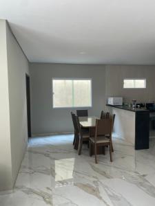a kitchen and dining room with a table and chairs at Bela Casa com 3 quartos mobiliada na Zona Leste in Teresina