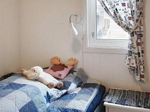 リュングダールにあるHoliday home lyngdal VIIIのベッドに座った動物2匹の姿見が付いたベッドルーム