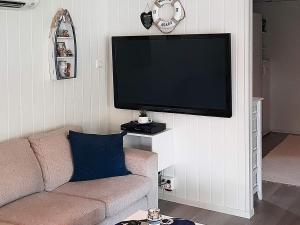 リュングダールにあるHoliday home lyngdal VIIIのリビングルーム(ソファ、薄型テレビ付)