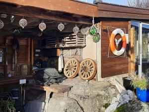 リュングダールにあるHoliday home lyngdal VIIIの車輪付きの木造の小屋
