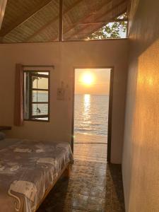 象島的住宿－藍天度假酒店，一间卧室配有一张床,享有海景
