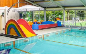 een zwembad met een glijbaan en een speeltuin bij Lovely Home In Meppen With Wifi in Meppen