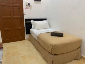 Postel nebo postele na pokoji v ubytování ANGGERIK IMPIAN HOTEL -Best for Travellers at Kuala Berang