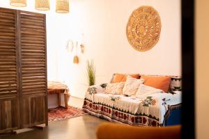 un soggiorno con divano e letto di In Crowd Boho Apartment in Downtown a Zara (Zadar)