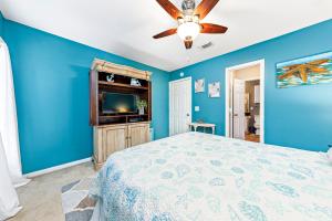 A bed or beds in a room at Cozy budget friendly condo close to the beach