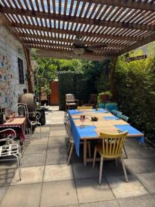 patio con tavolo e sedie sotto un pergolato in legno di Cabaña para 2 en ConCon a Concón