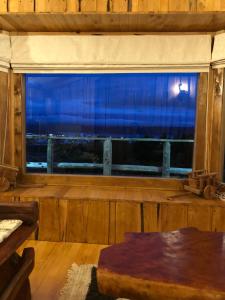 Habitación con ventana y vistas a la ciudad. en Terrazas altos de Gamboa, en Castro