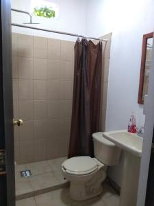 een badkamer met een toilet en een wastafel bij Casa Alebrijes in Tequila