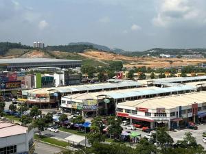 uma vista aérea de uma cidade com edifícios em Iman Homestay @ Puncak Alam (Near UiTM/Hospital UiTM) em Bandar Puncak Alam