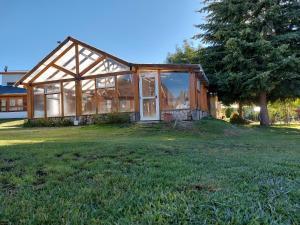 una casa con una serra in un cortile di Cabañas Mapuche a Esquel