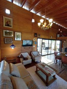 ein Wohnzimmer mit einem Sofa und einem Tisch in der Unterkunft LA AGÜITA PERDIDA in Raco