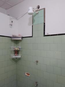 baño con espejo y pared de azulejos en Casa cerca del mar, zona centro en Villa Gesell