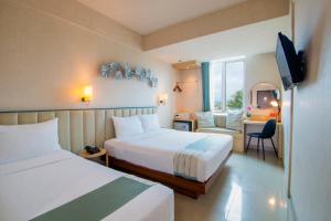 Una cama o camas en una habitación de Solaris Hotel Malang
