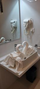 Ella Soul Resort في إيلا: حوض الحمام فيه بجعات ملفوفة في المناشف