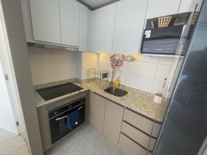 a small kitchen with a sink and a stove at Costa Herradura in Coquimbo