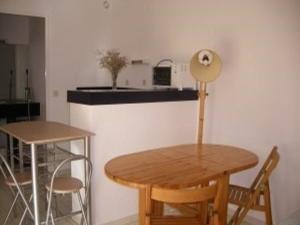 - une table et des chaises dans la cuisine équipée d'un four micro-ondes dans l'établissement Appartement Saint-Cyprien, 2 pièces, 4 personnes - FR-1-225D-227, à Saint Cyprien Plage