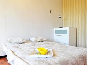 uma cama branca com uma bandeja e uma tigela amarela em Appartement Le Lavandou, 1 pièce, 4 personnes - FR-1-251-187 em Le Lavandou