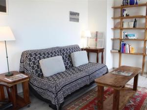 ラ・ロシェルにあるAppartement La Rochelle, 3 pièces, 6 personnes - FR-1-246-111のリビングルーム(ソファ、テーブル2台付)