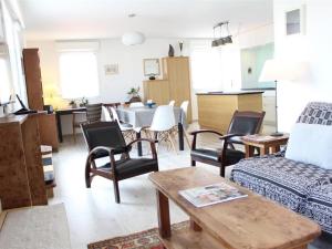 ラ・ロシェルにあるAppartement La Rochelle, 3 pièces, 6 personnes - FR-1-246-111のリビングルーム(ソファ、椅子、テーブル付)