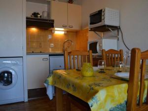 Virtuvė arba virtuvėlė apgyvendinimo įstaigoje Appartement Saint-Cyprien, 1 pièce, 4 personnes - FR-1-225D-173