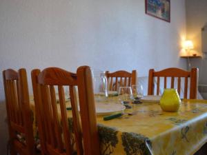 Restaurant o un lloc per menjar a Appartement Saint-Cyprien, 1 pièce, 4 personnes - FR-1-225D-173