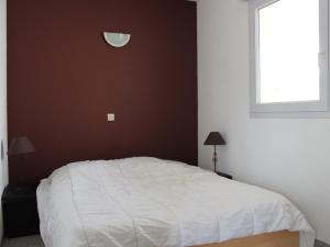 Un pat sau paturi într-o cameră la Appartement La Rochelle, 2 pièces, 4 personnes - FR-1-535-32
