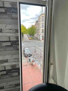 balcone con finestra e vista su una strada. di Schöne Ferienwohnung a Wilhelmshaven