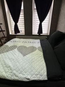 un letto in una camera da letto con due finestre di Schöne Ferienwohnung a Wilhelmshaven Altre 4 foto