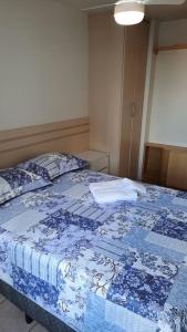 Duas quadras da Praia Rua 2000 WIFI Balneario Camboriu tesisinde bir odada yatak veya yataklar