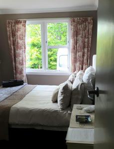 Schlafzimmer mit einem Bett und einem Fenster in der Unterkunft Dragonflycottagebnb in Grovetown
