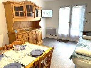 Kuchyňa alebo kuchynka v ubytovaní Appartement T2 avec Cabine, 4 Couchages, Proche Plage - Saint-Hilaire-de-Riez - FR-1-224-795