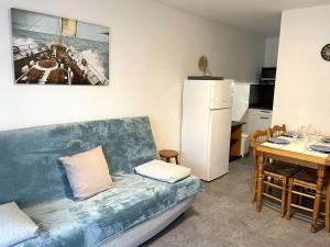 Kuchyňa alebo kuchynka v ubytovaní Appartement T2 avec Cabine, 4 Couchages, Proche Plage - Saint-Hilaire-de-Riez - FR-1-224-795