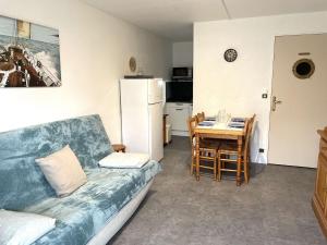 Kuchyňa alebo kuchynka v ubytovaní Appartement T2 avec Cabine, 4 Couchages, Proche Plage - Saint-Hilaire-de-Riez - FR-1-224-795 + 9 fotografií