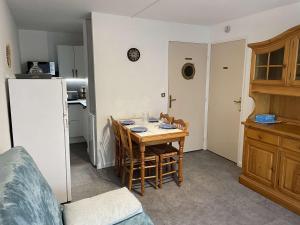 Kuchyňa alebo kuchynka v ubytovaní Appartement T2 avec Cabine, 4 Couchages, Proche Plage - Saint-Hilaire-de-Riez - FR-1-224-795