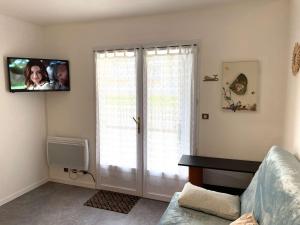 Televízia a/alebo spoločenská miestnosť v ubytovaní Appartement T2 avec Cabine, 4 Couchages, Proche Plage - Saint-Hilaire-de-Riez - FR-1-224-795