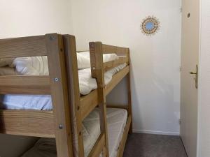 Posteľ alebo postele v izbe v ubytovaní Appartement T2 avec Cabine, 4 Couchages, Proche Plage - Saint-Hilaire-de-Riez - FR-1-224-795