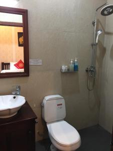 e bagno con servizi igienici, lavandino e doccia. di Luang Prabang Pangkham Lodge a Luang Prabang