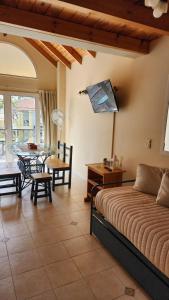 een slaapkamer met een bed en een eettafel bij Los Balcones Madryn in Puerto Madryn