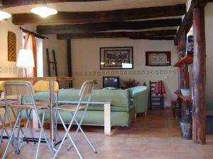 un soggiorno con divano, tavolo e sedie di Stunning home in Erías w/ 4 Bedrooms and Outdoor swimming pool a Erías