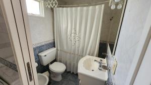 een kleine badkamer met toilet en wastafel bij Los Balcones Madryn in Puerto Madryn +43 foto's