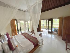 Postel nebo postele na pokoji v ubytování Intan Villa & Suite Ubud