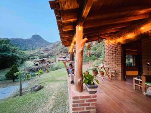 un enfant debout sur une terrasse couverte d'une maison dans l'établissement Cabaña en Malinalco El rincón de Anita, à Malinalco