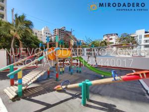 un parque infantil con tobogán en Condominio Nuevo Rodadero, wifi piscina parqueadero, en Santa Marta