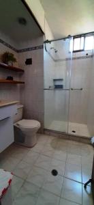 y baño con ducha y aseo. en Condominio Nuevo Rodadero, wifi piscina parqueadero, en Santa Marta