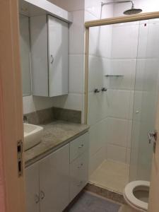 y baño con ducha, lavabo y aseo. en Apartamento Praia Orla Barra da Tijuca, en Río de Janeiro