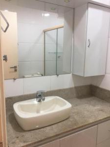 y baño con lavabo y espejo. en Apartamento Praia Orla Barra da Tijuca, en Río de Janeiro