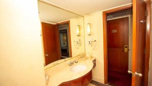 Vannituba majutusasutuses Redtop Hotel & Convention Center
